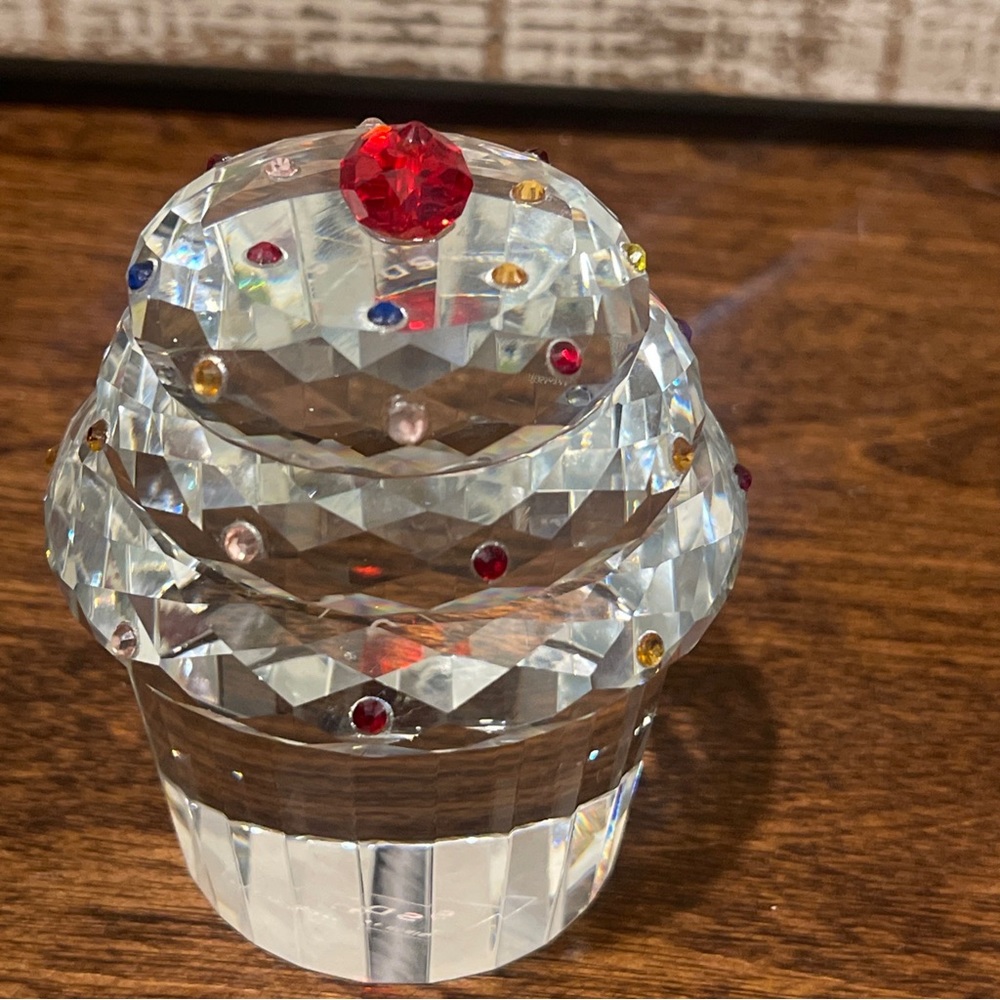 Simon designs crystal cupcake paperweight box. 
Preloved in good condition.